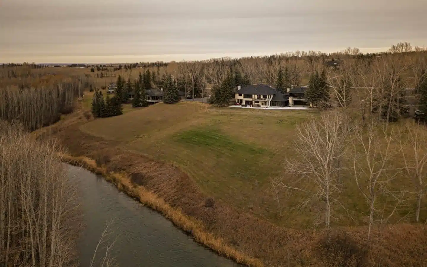 We have been the local builders in Springbank, familiar with the landscape conditions and requirements for acreage properties. We deliver unique homes that complement the surrounding landscape.custom home builder in Springbank, we have a deep understanding of the unique requirements of the area and build luxury custom estates.